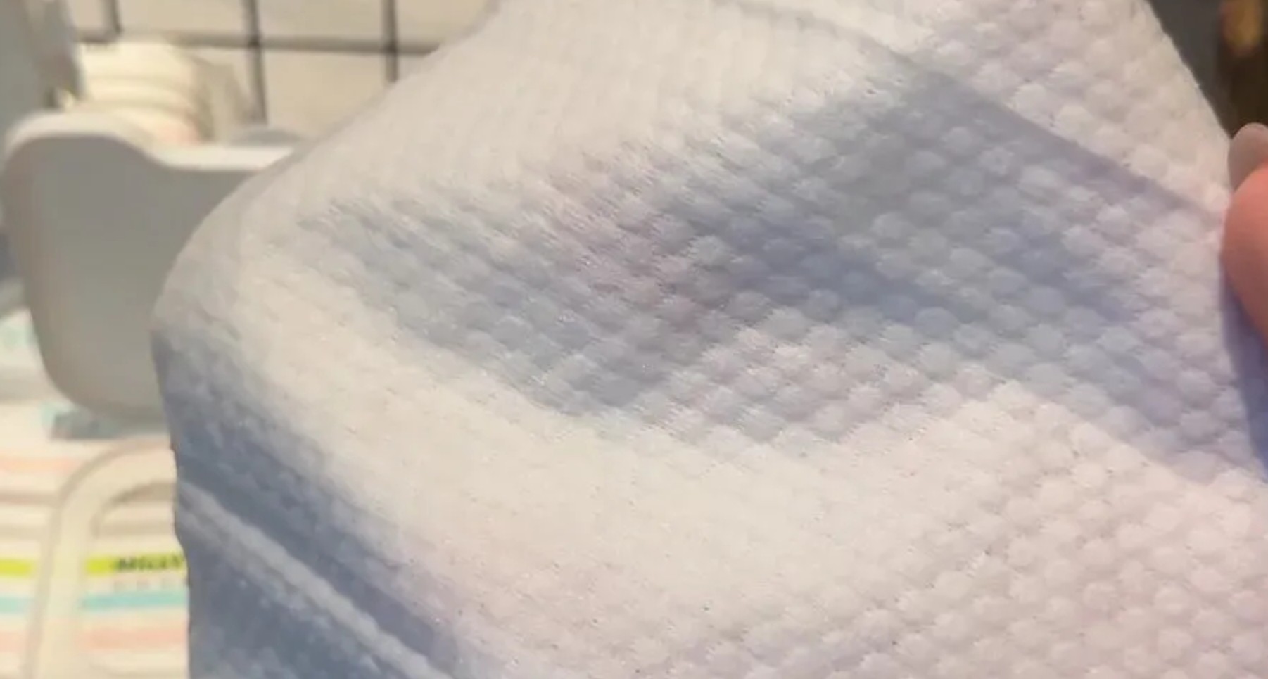 Phát hiện hóa chất độc hại trong 21 mẫu khăn lau mặt bán chạy nhất các sàn thương mại điện tử