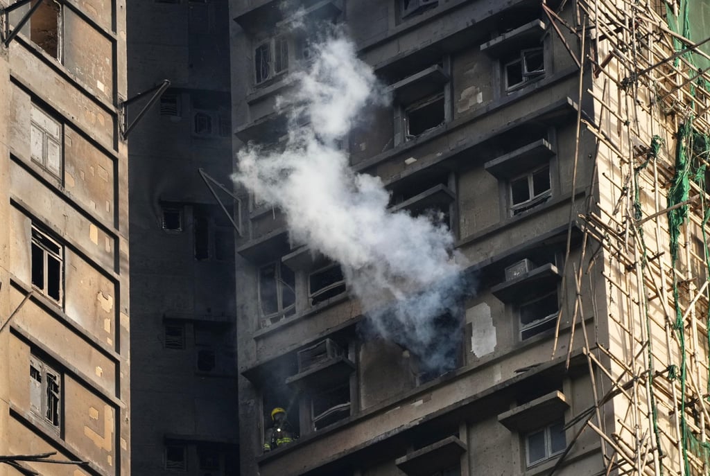 Thảm hoạ cháy 8 toà chung cư ở Hong Kong (Trung Quốc) sang ngày thứ 3: Số người chết tăng lên 94, lực lượng cứu hoả phá cửa từng căn hộ