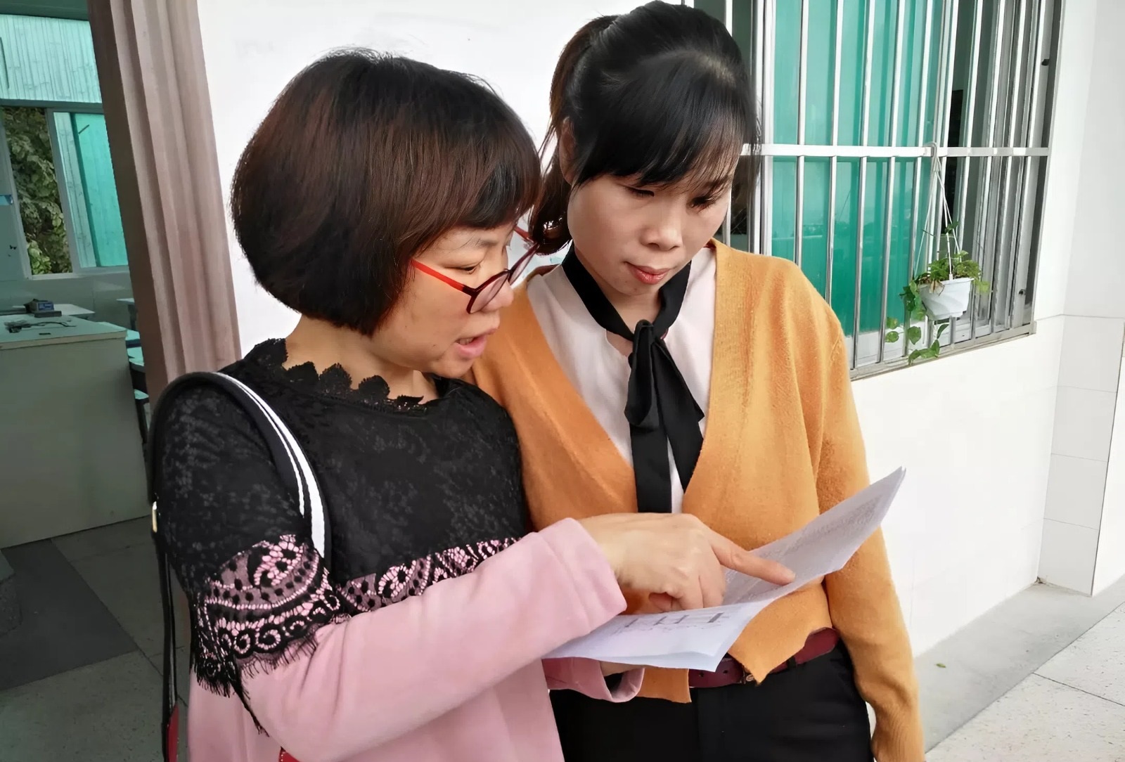 Một cô giáo tha thiết yêu cầu từ năm sau các trường bỏ ngay hoạt động này đi vì: Quá tốn kém và vô nghĩa!