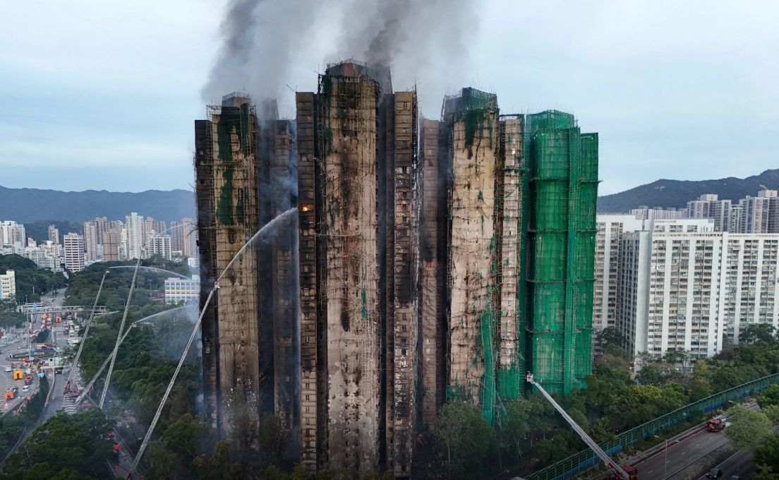 Xuất hiện dải mây hồng kỳ lạ trên bầu trời Hong Kong (Trung Quốc) vào lúc xảy ra thảm họa cháy chung cư khiến gần 100 người tử vong