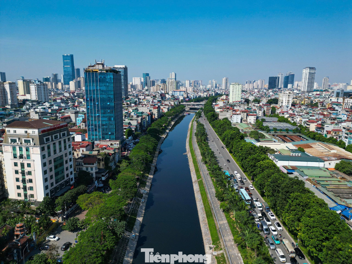 Sau một thời gian ‘hồi sinh’, nước sông Tô Lịch lại chuyển màu đen