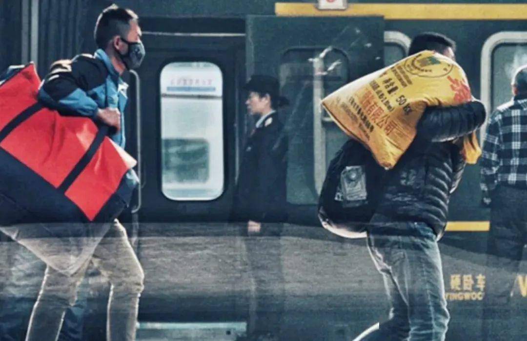 Gửi mẹ 28 triệu/tháng nhờ giữ giúp, 2 năm sau hỏi đến, người con chết lặng