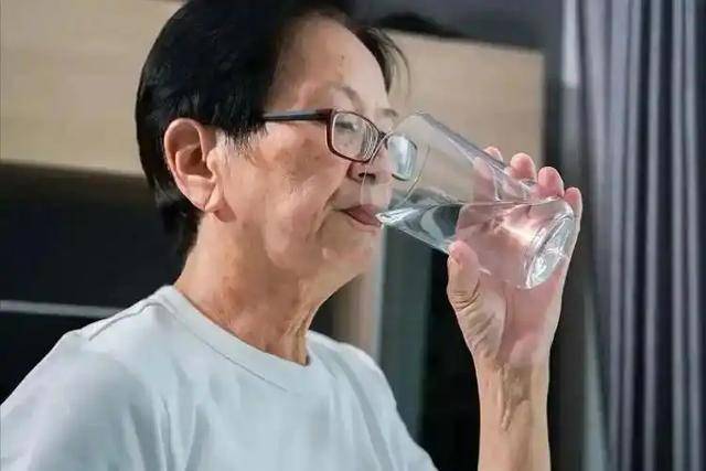 Uống nước buổi sáng mang lại 6 lợi ích sức khỏe bất ngờ trong 3 tháng