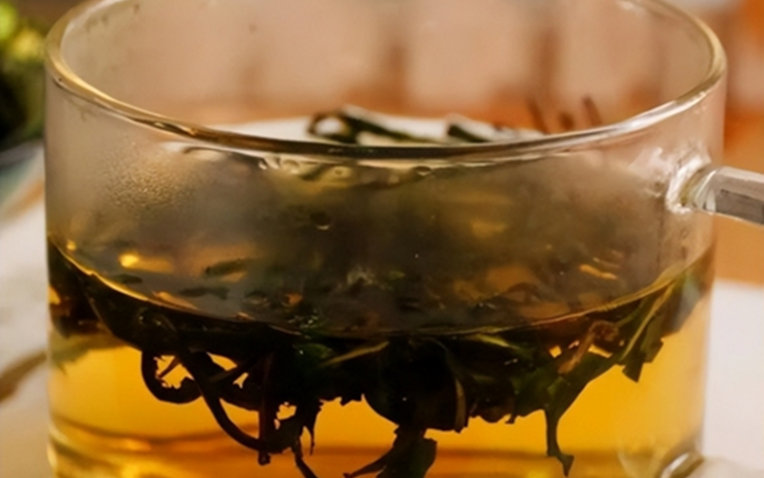 Uống nước bồ công anh mỗi bữa sáng và sức khỏe của người đàn ông 46 tuổi