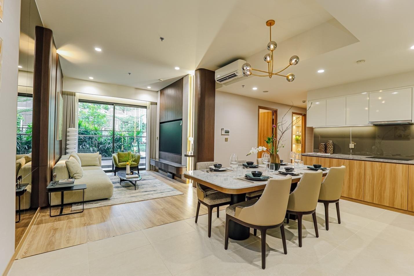 A room with a table and chairsDescription automatically generated