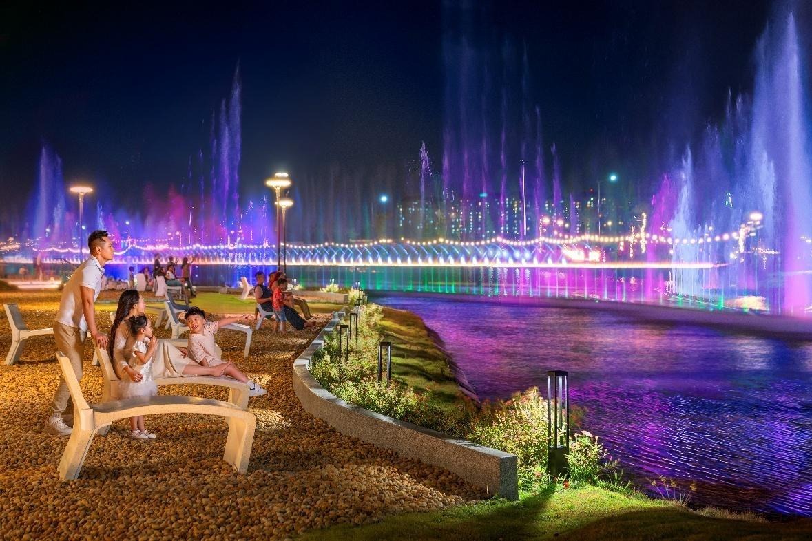 People sitting on benches near waterAI-generated content may be incorrect.