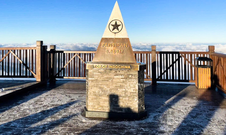 Nhiệt độ giảm xuống 0 ° C trên đỉnh Fansipan và hiện tượng băng giá hiếm gặp