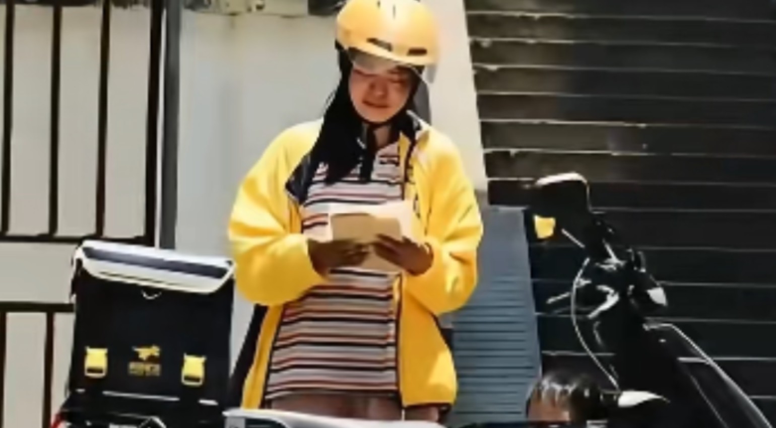 Đằng sau hình ảnh nữ shipper và con gái trong thùng giao đồ ăn giữa nắng nóng