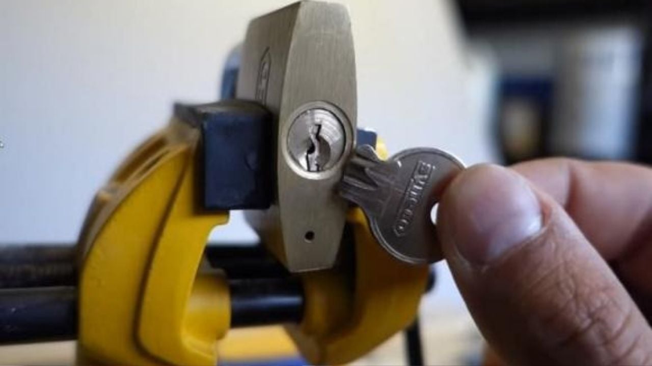Công dụng bất ngờ của chiếc lỗ nhỏ trên ổ khóa mà bạn chưa biết