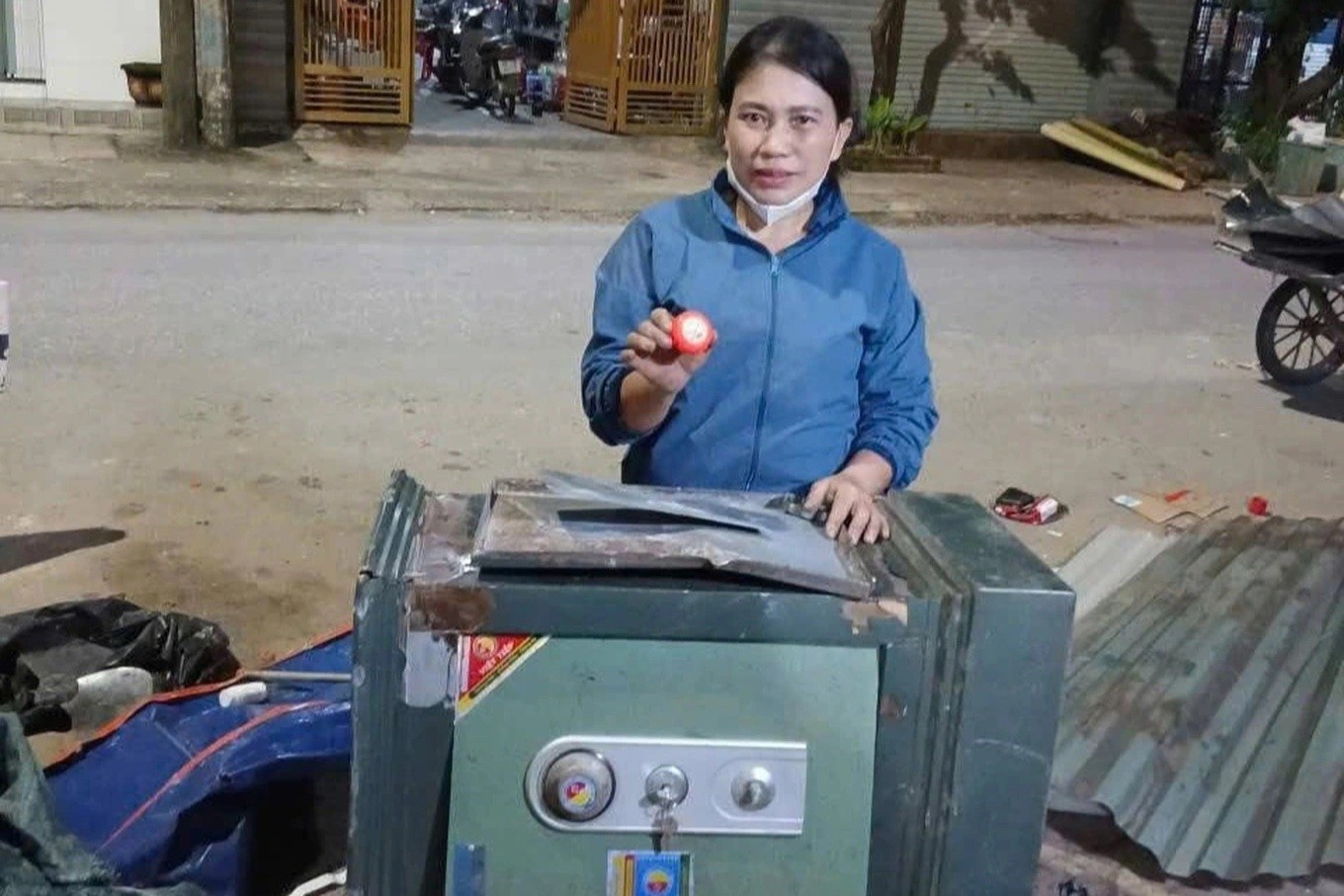 Thu mua phế liệu, phát hiện 5,5 chỉ vàng trong két sắt cũ