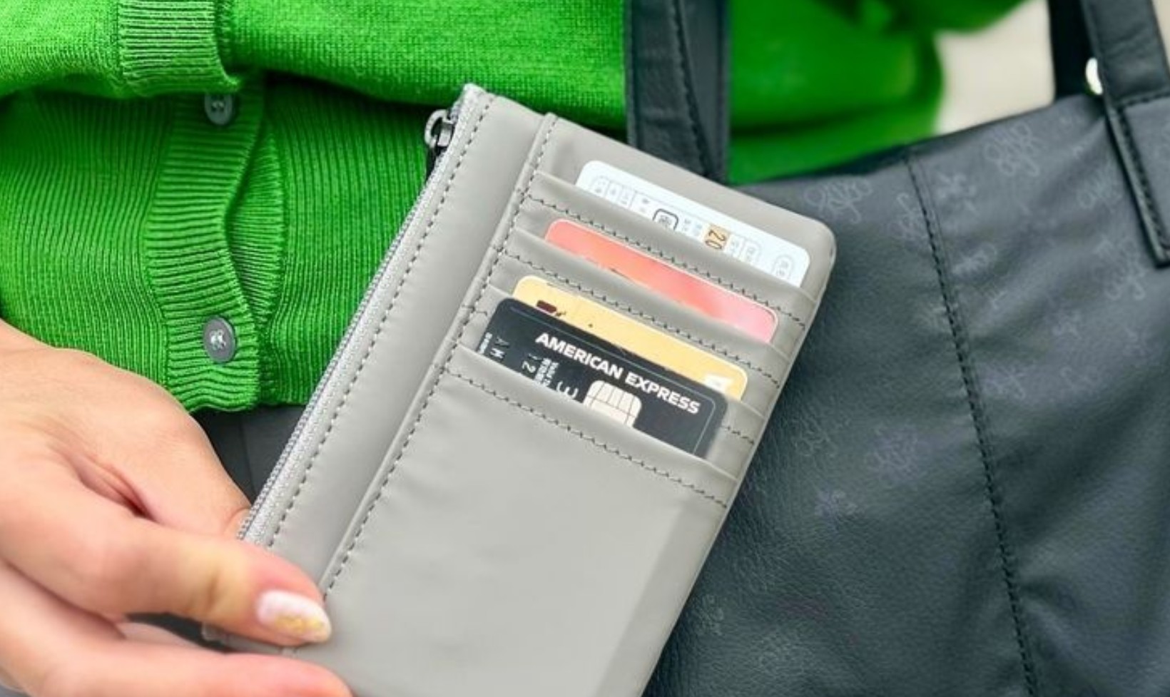 Phụ nữ 40 + nên bỏ 7 món gì khỏi túi xách để sống tối giản hơn