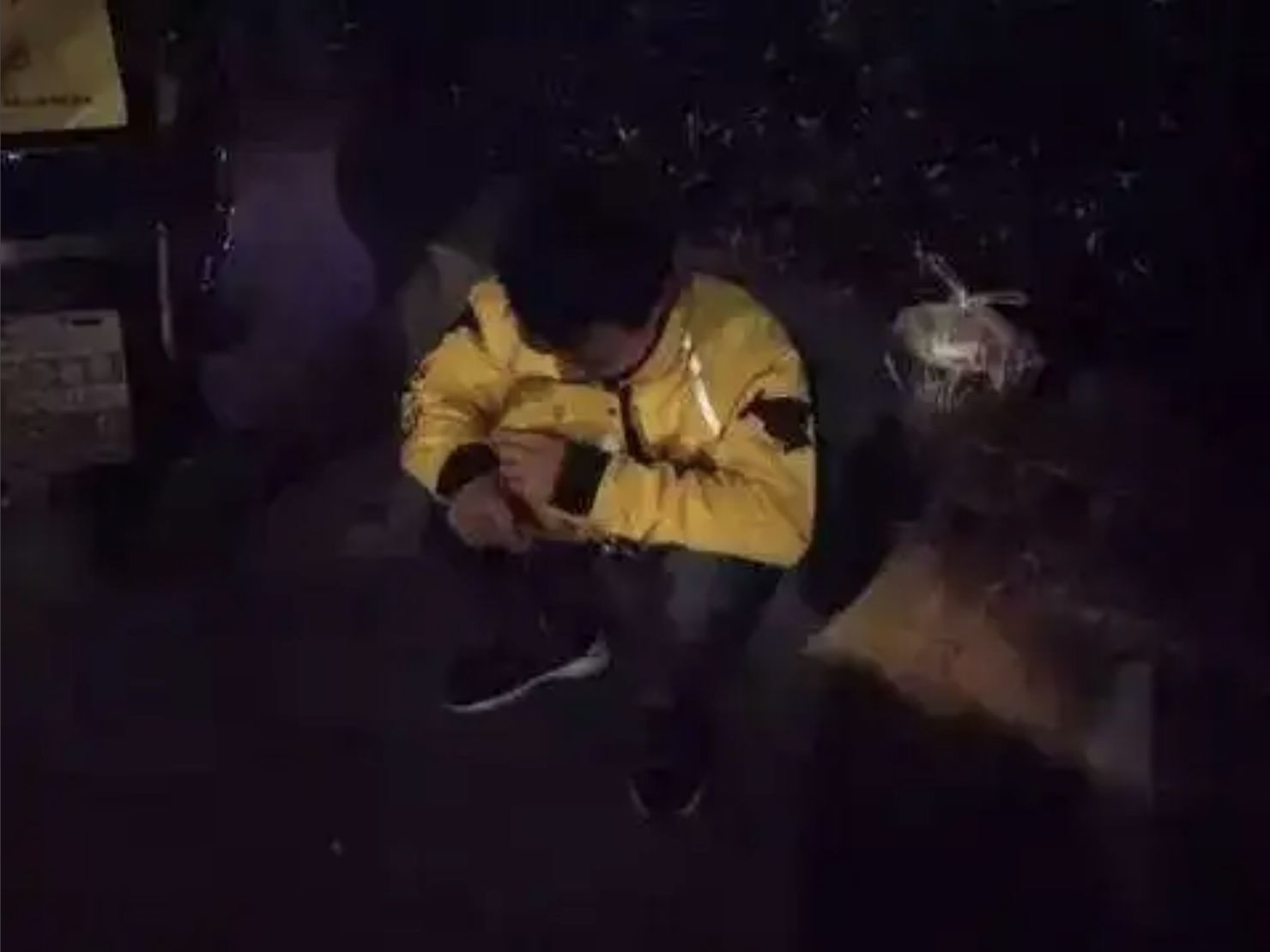 1h sáng, nam shipper khóc nấc bên vệ đường: Đằng sau đơn hàng đồ ăn bị giao trễ là điều không ai ngờ tới