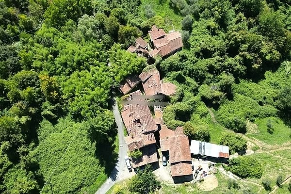 Đôi bạn U40 bỏ 2 , 3 tỷ mua ngôi làng ở Pháp để sống cuộc đời bình yên