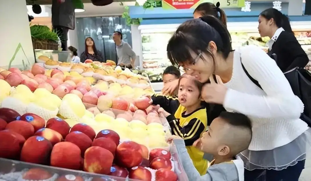 Con trai 4 tuổi ăn cherry trong siêu thị và Phản ứng bất ngờ của mẹ