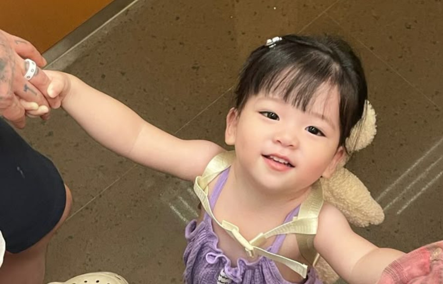 Bố mẹ khôn ngoan không nên chia sẻ vấn đề riêng tư của con với người ngòai