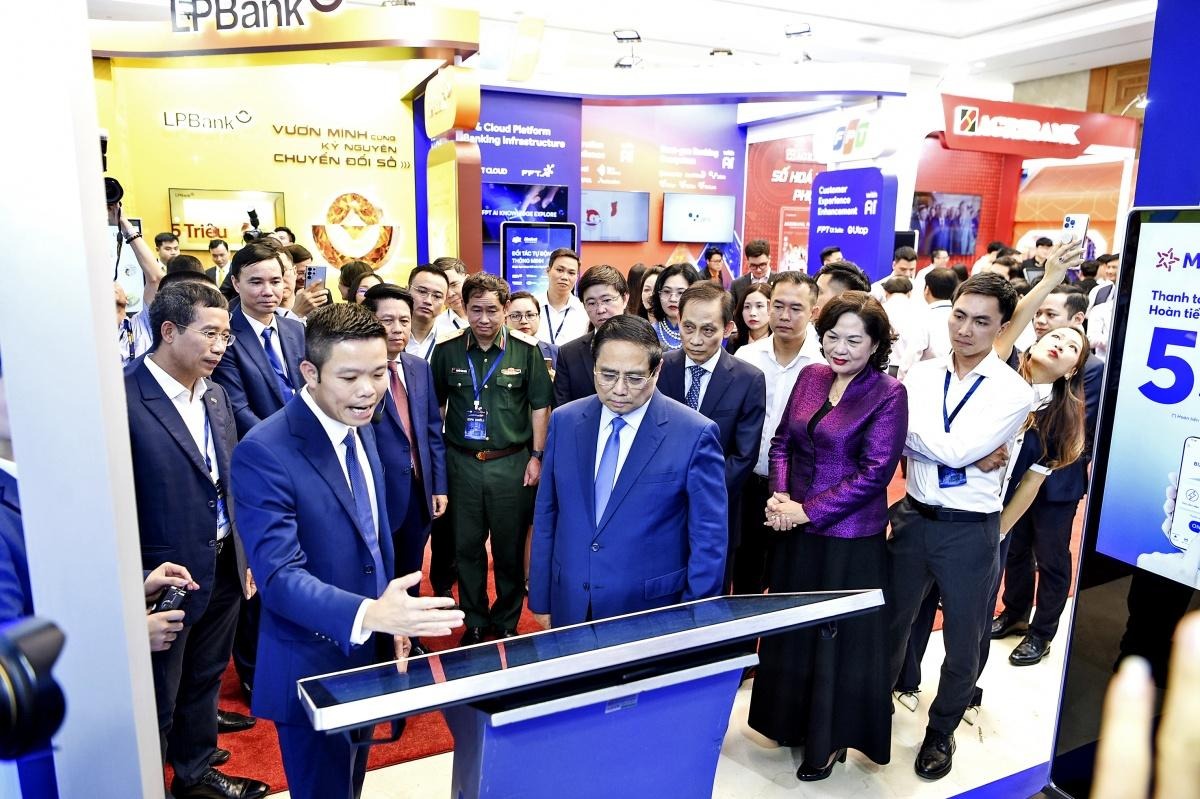 Đại diện MB trình bày sản phẩm ngân hàng số tại sự kiện Ngày chuyển đổi số ngành Ngân hàng 2025