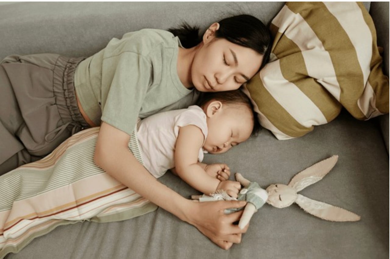 Trẻ nên ngủ cùng mẹ hay ngủ riêng?