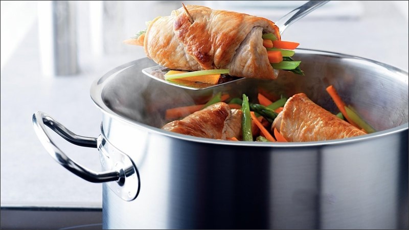 Nguy cơ UNG THƯ từ thói quen bảo quản canh sai lầm của bà nội trợ