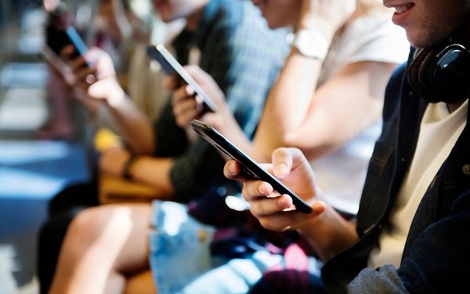 Vạch trần đường dây sản xuất điện thọai Samsung giả tại Delhi: Chủ mưu chỉ học hết lớp 8