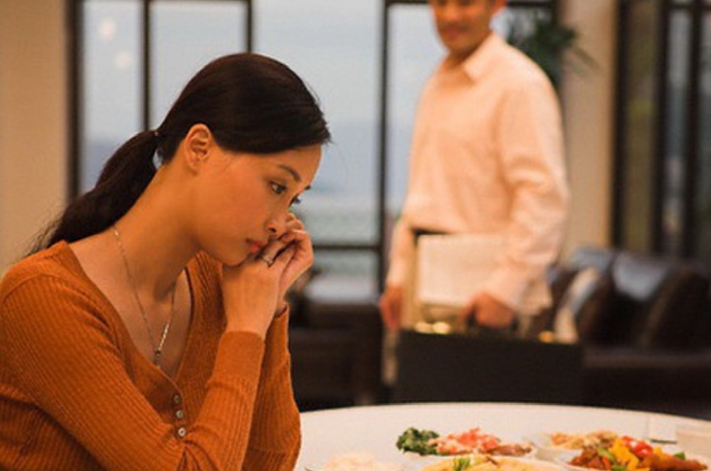 Chồng đưa tiền nhưng vô tâm: Cách 1 người vợ đòi hỏi thứ tiền không MUA ĐƯỢC