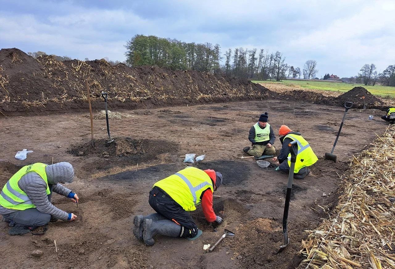 Phát hiện kho báu 7 . 000 Năm tuổi khi xây sân bay mới tại Warsaw , Ba Lan