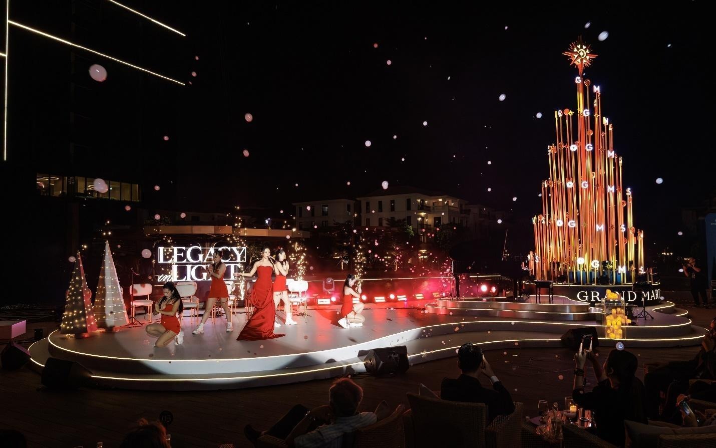 A group of people on a stageAI-generated content may be incorrect.