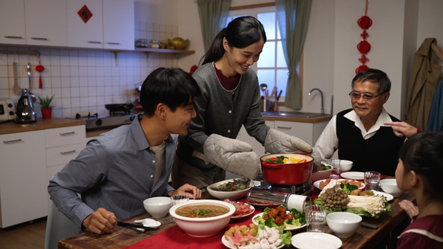 Hơn 20 người đang đợi con nấu ăn đấy: Lấy chồng, sống chung mẹ chồng mới biết địa ngục là có thật