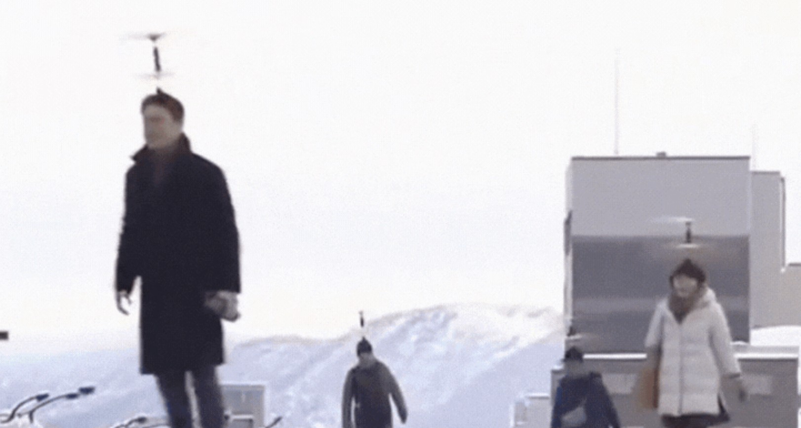 Ngày này đã tới rồi sao: Khung cảnh người Nhật dùng chong chóng tre bay đi làm đi học gây bão