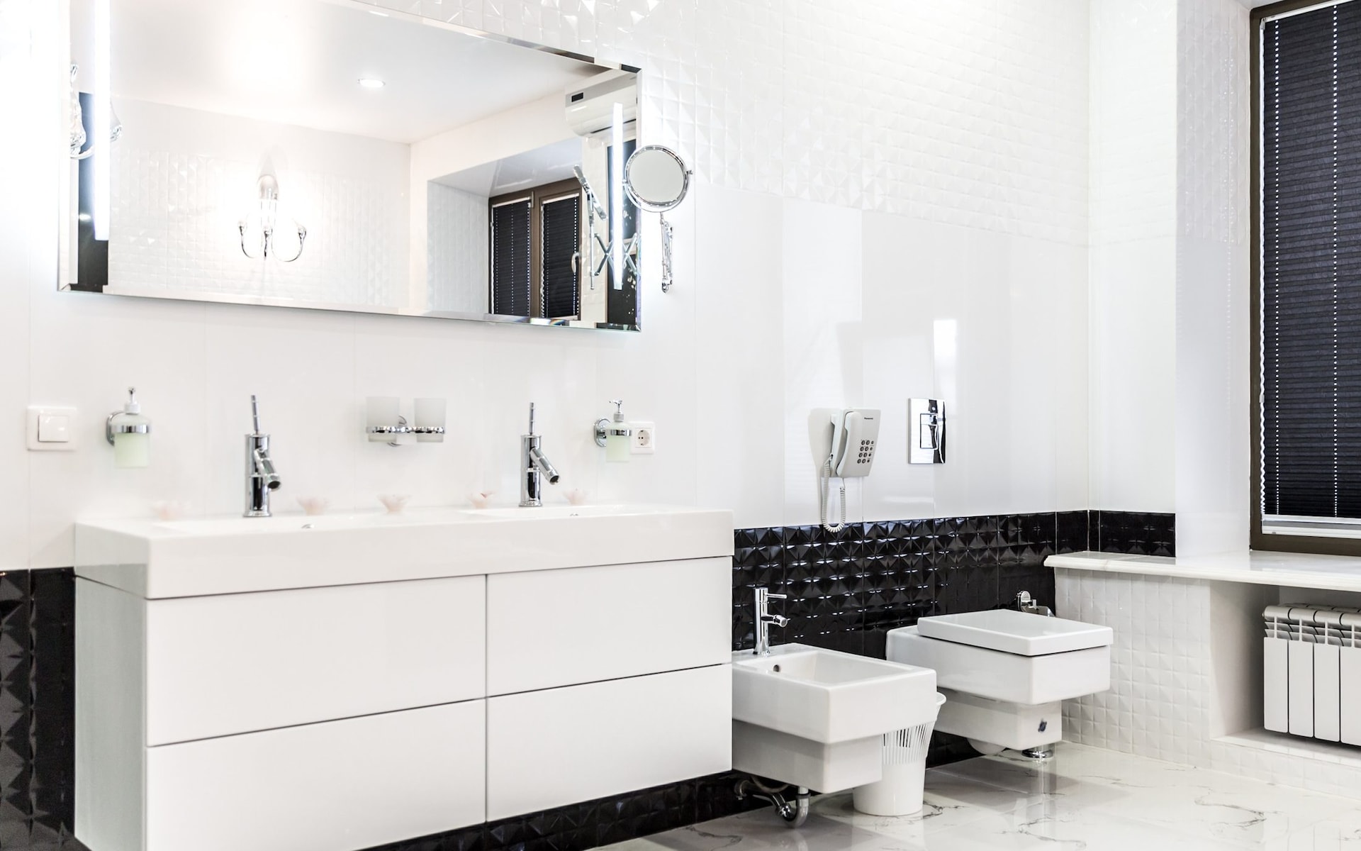 Công dụng bất ngờ của điện thọai trong nhà vệ sinh khách sạn mà bạn chưa biết