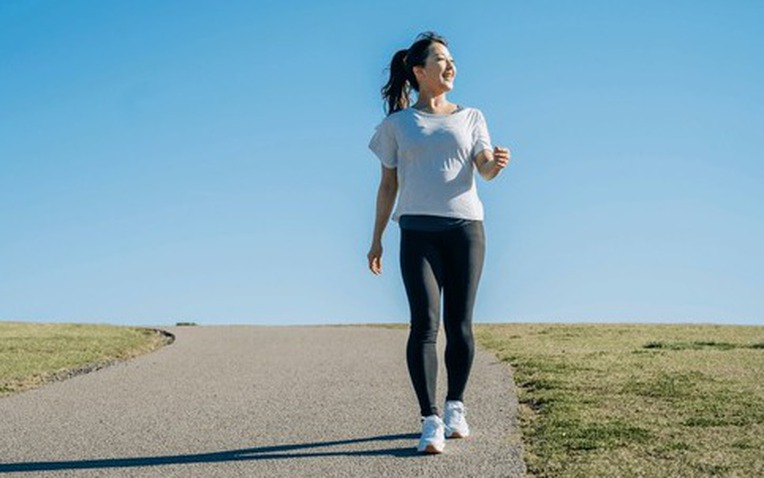 Đi bộ buổi sáng giúp giảm mỡ bụng hiệu quả cho người trên 50 tuổi