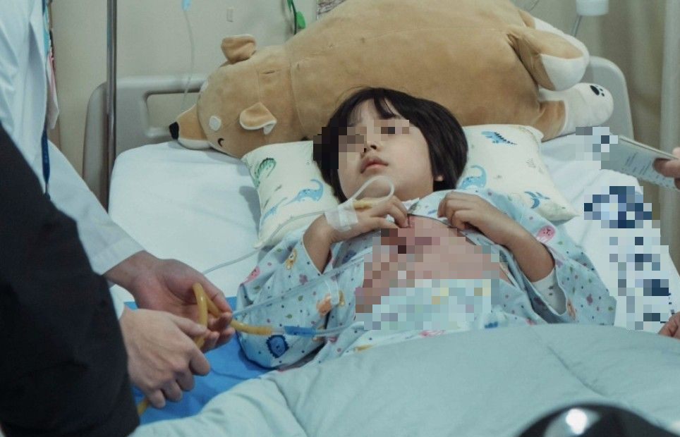 Bé lớp 2 mắc ung thư đại trực tràng do ăn vặt không đúng cách