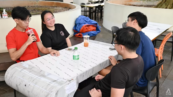 Singapore thử nghiệm bàn làm sạch tự động giải quyết khó khăn thuê nhân viên phục vụ