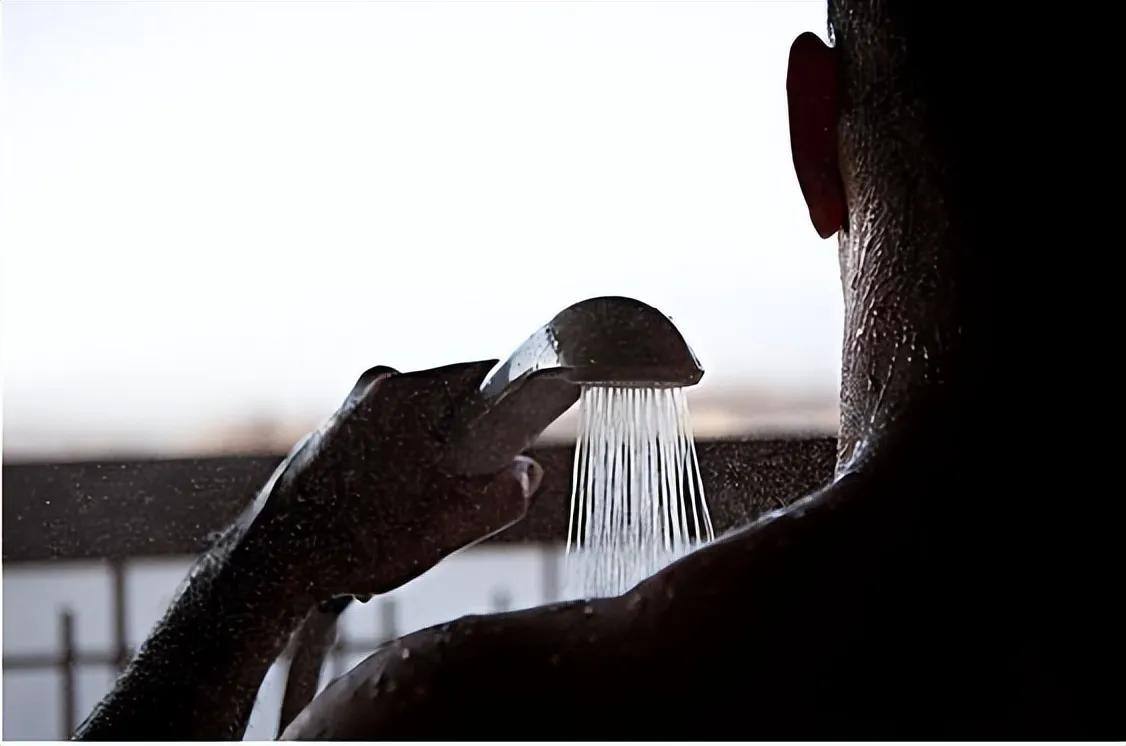 4 Điều không nên khi tắm sau 50 tuổi để bảo vệ sức khỏe và tuổi thọ