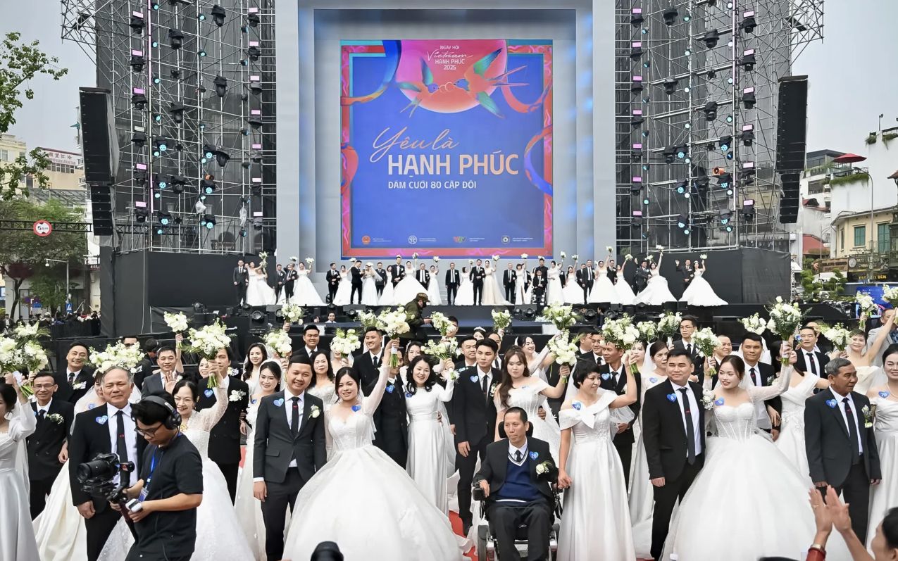 Chuyện tình từ đám cưới 80 cặp đôi và món quà bất ngờ