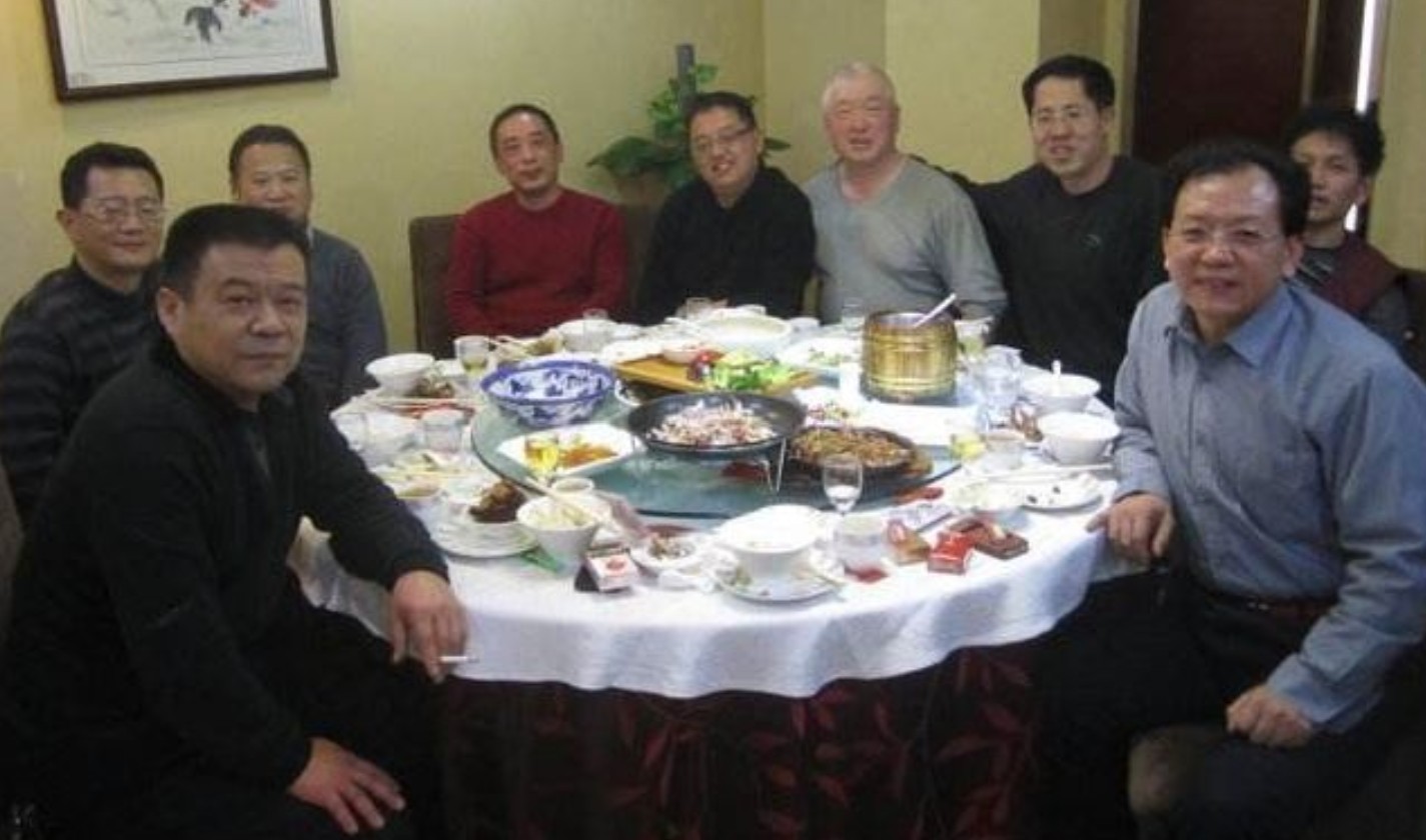 di-hop-lop-toi-ngan-ngam-truoc-su-pho-dien-cua-ban-be-rut-ra-4-nguyen-tac-de-chang-can-khoe-me-van-nhan-duoc-ton-trong-2487.html