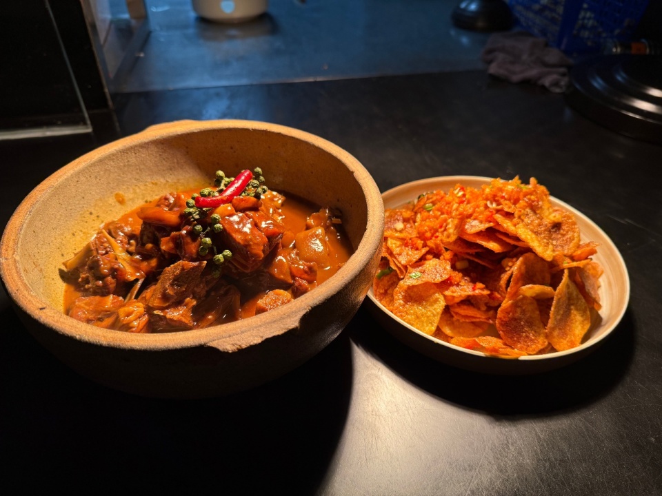 Thạc sĩ 30 tuổi bỏ lương 125 triệu đồng/tháng đi bán cơm quê: 1 ngày đi 20.000 bước bưng đồ ăn, doanh thu 700 triệu đồng/tuần