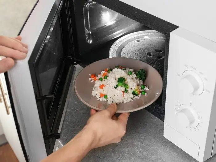 Dùng lò vi sóng hâm nóng thức ăn, tại sao đĩa bên trong cứ xoay mà không chịu đứng yên: Đố ai giải thích được