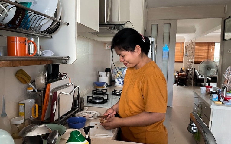 Làm giúp việc, cô gái được thưởng Tết “xịn” hơn khối dân văn phòng: Túi Chanel và xấp tiền mệnh giá cao nhất!