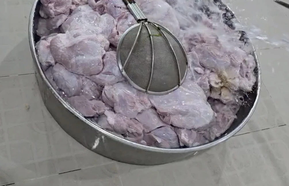 Đọc bài “Sự thật phía sau những suất cơm học đường”, tôi rùng mình: Hoá ra người ta cũng có thể ác với trẻ con!