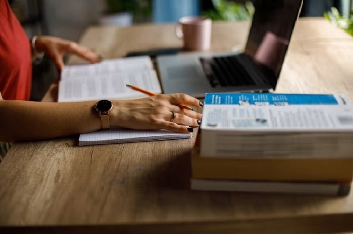 Nghề biên dịch đối mặt với thách thức từ AI trong năm 2026