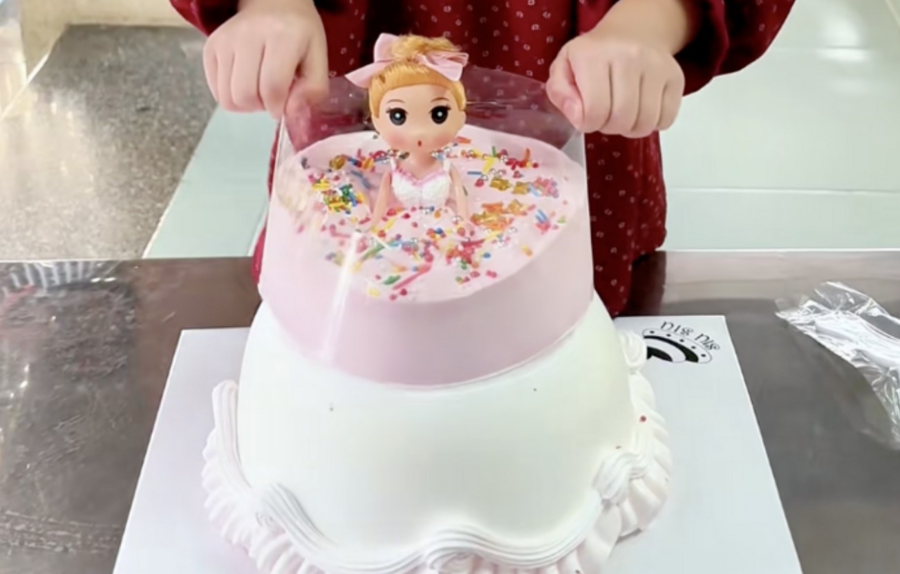 Kịch tính như 'mở túi mù', trend bánh kem chảy váy công chúa gây sốt TikTok