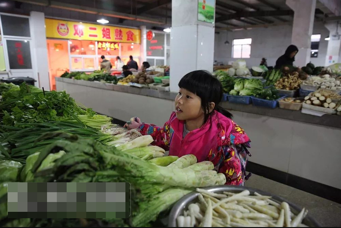 Bé gái 13 tuổi cầm 1 tệ mua rau và sự thật kinh hoàng đằng sau