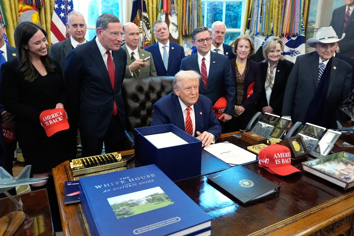 Tổng thống Donald Trump ký dự luật ngân sách mới , chính phủ Mỹ mở cửa trở lại