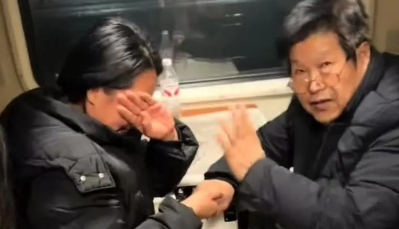 Bất ngờ gặp lại cô học trò 20 năm trước, câu đầu tiên người thầy 71 tuổi thốt lên gây bão mạng xã hội, ai xem cũng khóc!