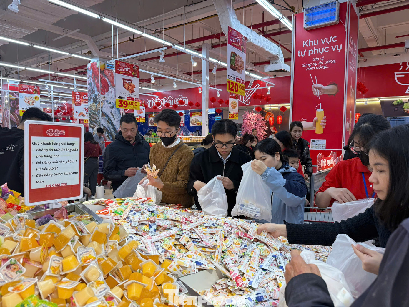 Cảnh lạ lùng tại siêu thị, trung tâm thương mại Hà Nội áp Tết