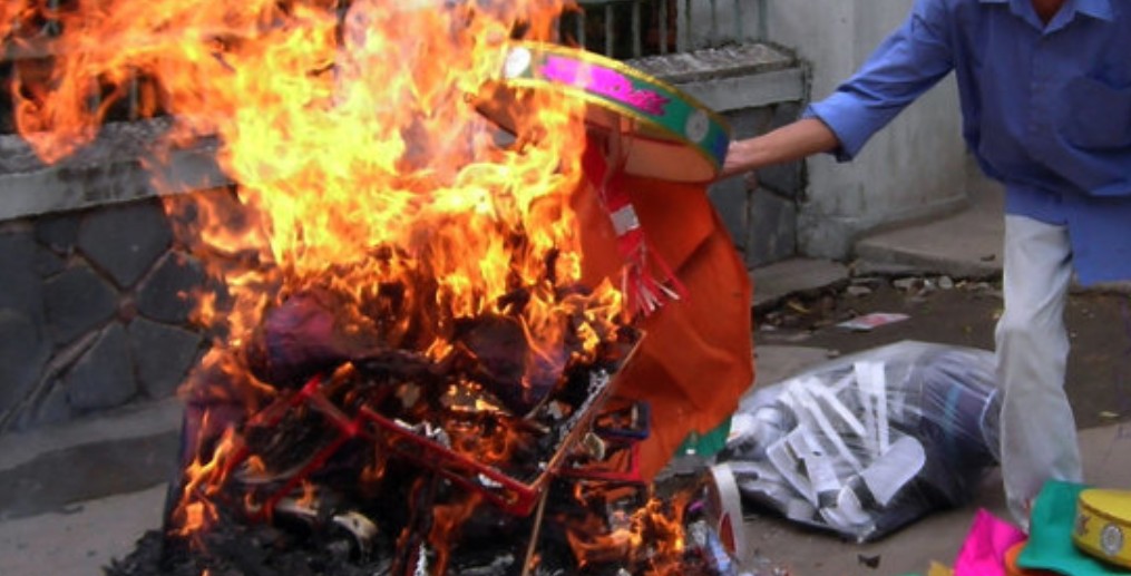 Đốt vàng mã không cháy hết có sao không? hướng dẫn cách hóa giải đơn giản