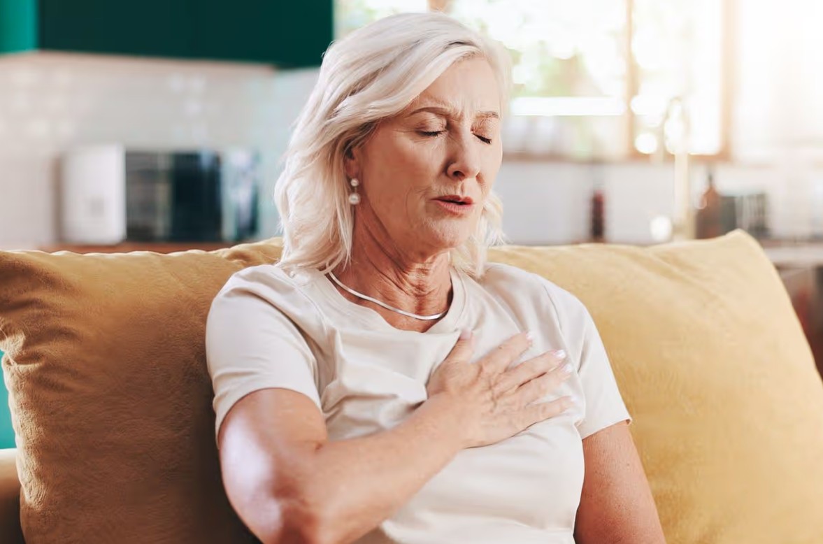 Bác sĩ tim mạch nói thẳng: 2 dấu hiệu này mà xuất hiện dai dẳng thì đi khám ngay kẻo muộn