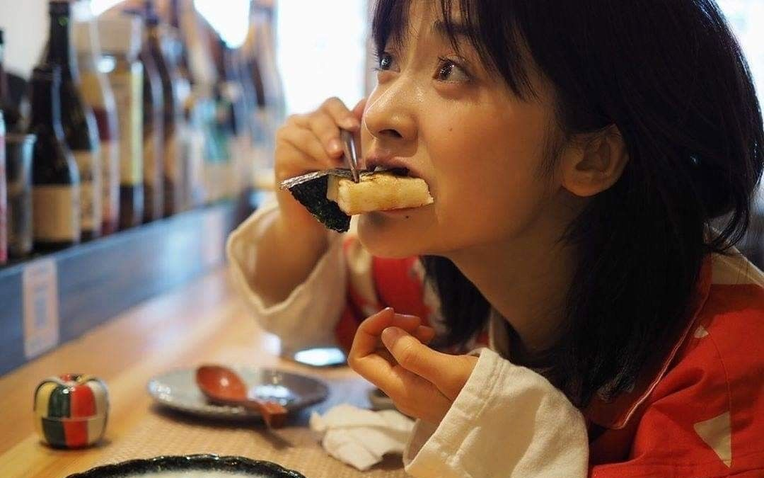 Sau bữa ăn, 3 thói quen tưởng vô hại lại âm thầm làm tăng nguy cơ viêm dạ dày, ung thư thực quản