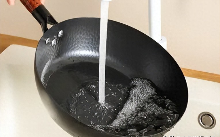 Tại sao không nên tráng chảo  bằng nước ngay sau khi nấu xong? Nghe đầu bếp giải thích, tôi mới giật mình vì bao năm làm sai