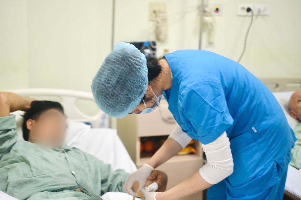 Người đàn ông Hà Nội suýt mất ngón tay khi chặt thịt gà đón Tết 2026